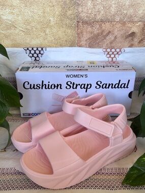 NEW 32 Degrees Women’s Pink Strap Cushioned Open Toe Chunky Sandals Size S (6-7)